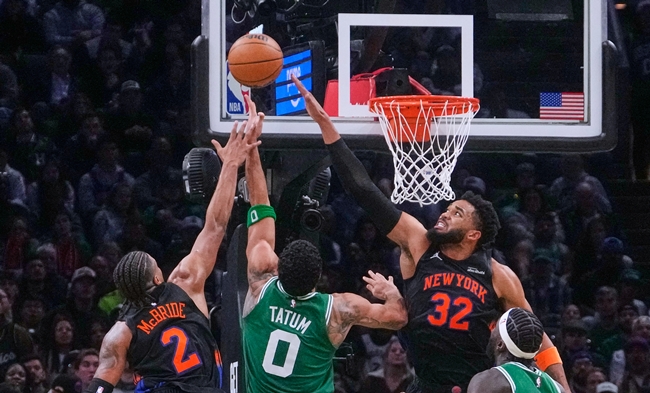 ▲보스턴 셀틱스의 제이슨 테이텀(0번)이 23일(현지시간) 보스턴에서 열린 NBA 농구 경기 후반전 도중 뉴욕 닉스의 칼-앤서니 타운스(32번)를 앞에 두고 슛을 시도하고 있다. (AP/연합뉴스)