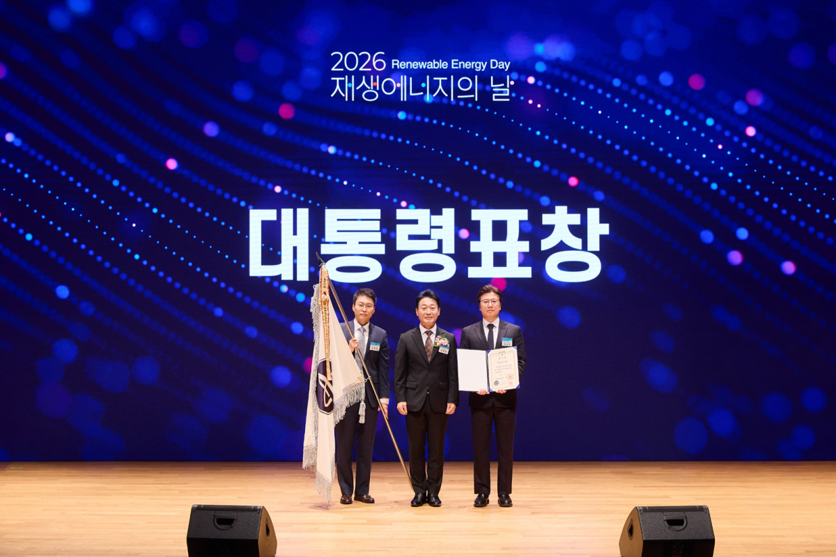 ▲23일 서울 코엑스에서 열린 '2026 재생에너지의 날' 기념식에서 권순철 아모레퍼시픽 안전환경 디비전 상무가 대통령표창을 수상하고 있다.(왼쪽부터) 이현희 아모레퍼시픽 지속가능경영센터 부장, 이호현 기후에너지환경부 제2차관, 권순철 아모레퍼시픽 안전환경 디비전 상무 (사진제공=아모레퍼시픽)