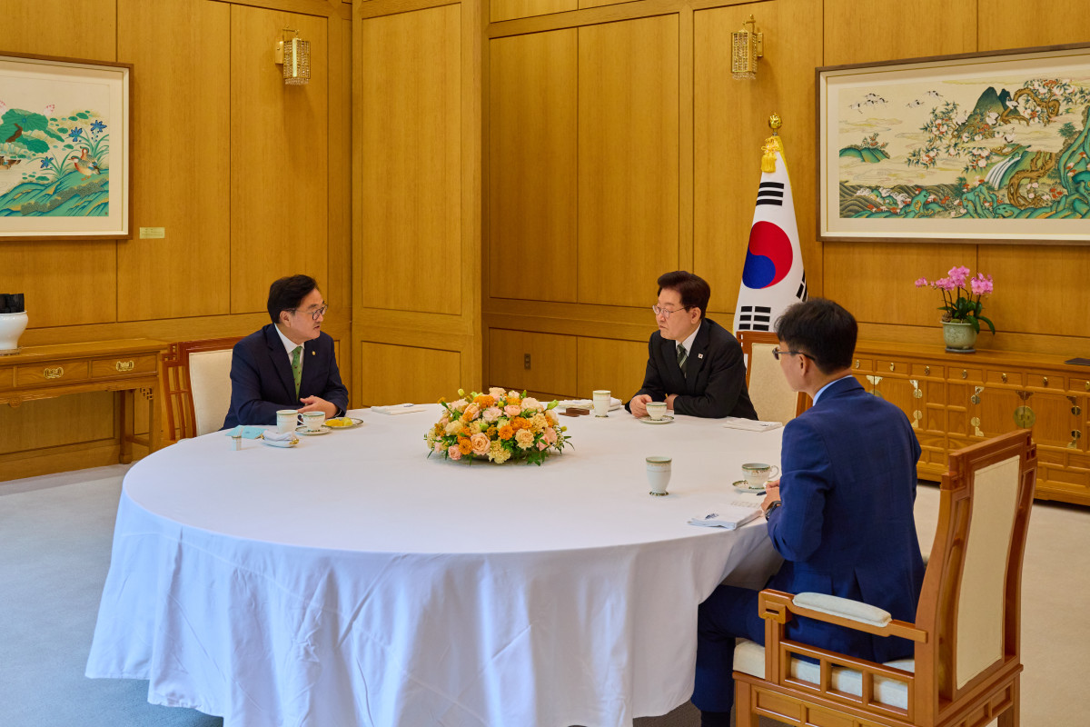 ▲이재명 대통령이 26일 청와대에서 우원식 전 국회의장을 초청해 오찬을 함께 하고 있다. 사진=연합뉴스