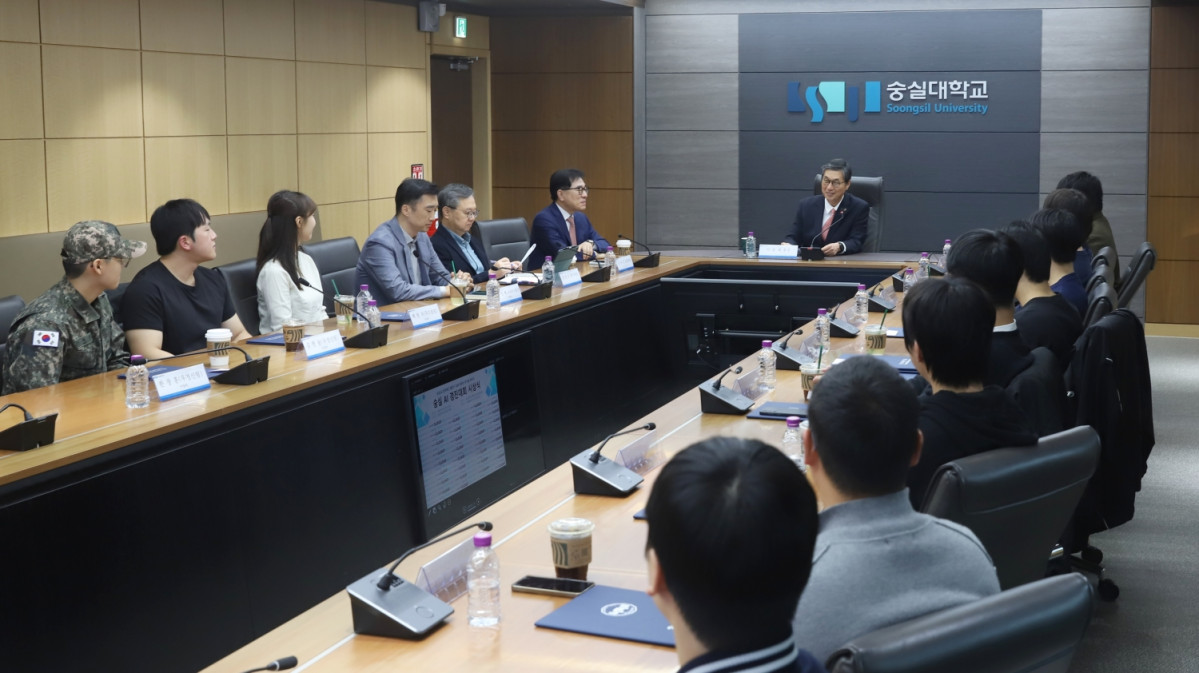 ▲숭실대는 22일 ‘숭실 AI 경진대회’ 시상식과 간담회를 열고 학생과 직원들이 제안한 AI 활용 아이디어를 바탕으로 대학의 교육·연구·행정 혁신 방향을 논의했다. (사진=숭실대)