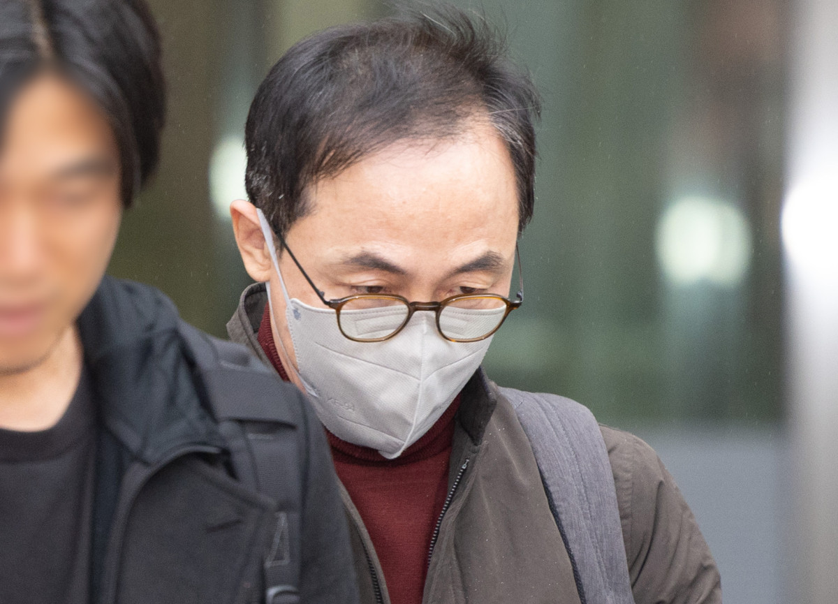 ▲김오진 전 국토교통부 1차관이 지난해 12월 16일 오후 서울 서초구 서울중앙지방법원에서 열린 구속 전 피의자 심문(영장실질심사)를 마친 뒤 법정을 나서고 있다. (뉴시스)