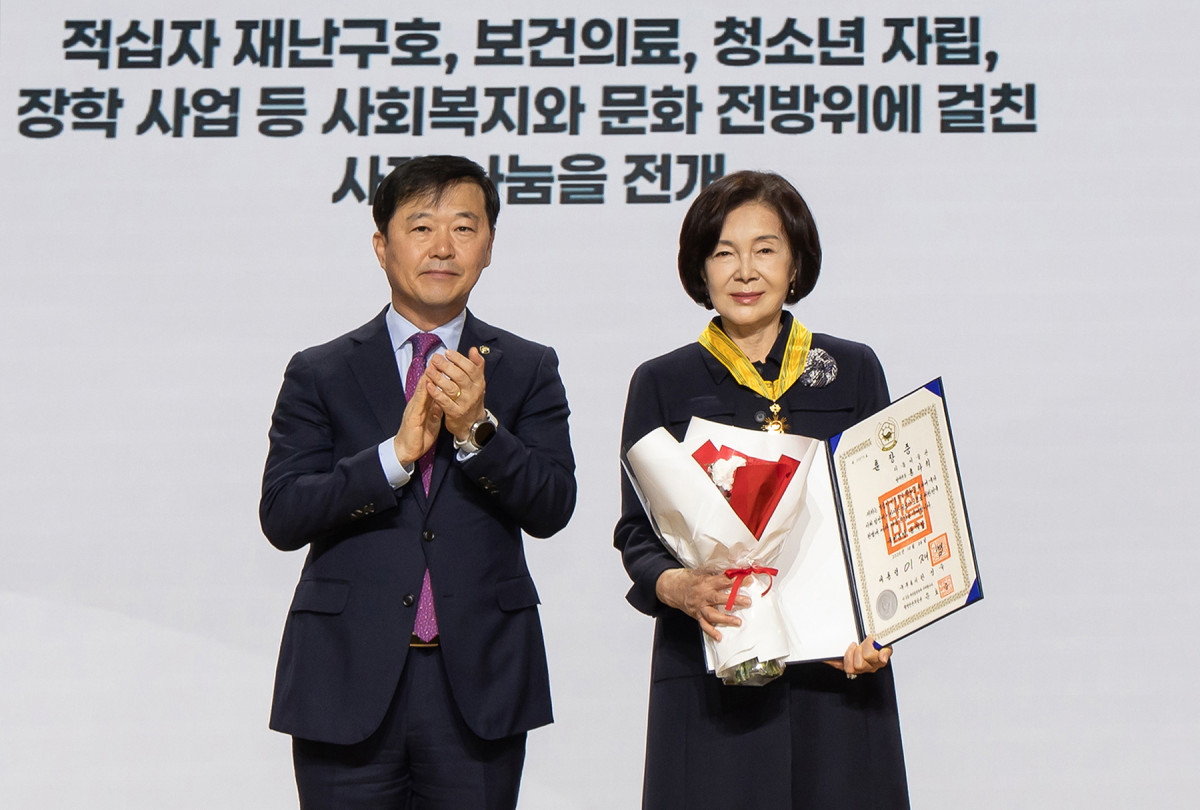 ▲홍라희 리움미술관 명예관장이 26일 서울 중구 우리은행 본점에서 열린 대한적십자사 창립 기념식에서 이형훈 보건복지부 제2차관으로부터 국민훈장 동백장을 수여받고 기념 촬영하고 있다. (사진제공=삼성문화재단)
