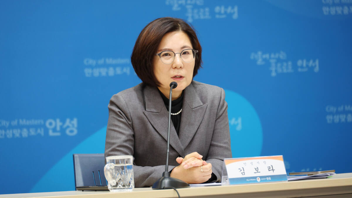 ▲김보라 안성시장이 최근 기자회견을 통해 SK하이닉스 방류수에 따른 지역 사회단체와 정치권의 협약서 파기 요구와 반발에 대해 사과를 표명하고 그동안 추진 과정에 대해 설명하고 있다. (안성시)