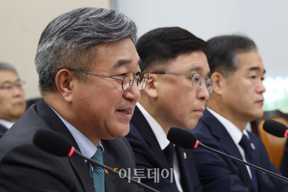 ▲김지용 중대범죄수사청장이 26일 서울 여의도 국회 행정안전위원회에서 열린 종합감사에서 의원 질의에 답하고 있다. 고이란 기자 photoeran@