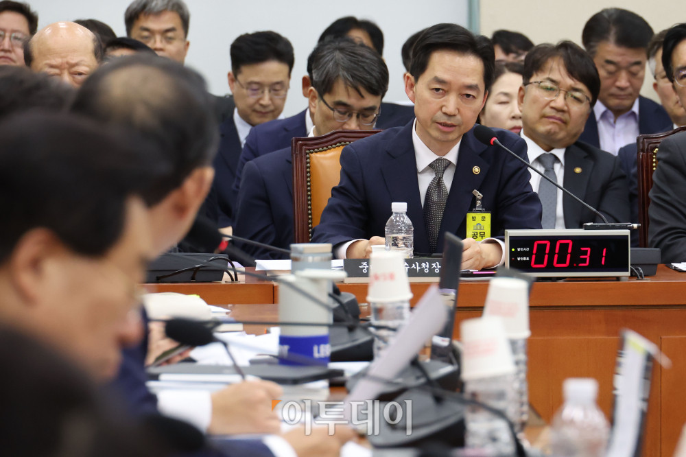 ▲김지용 중대범죄수사청장이 26일 서울 여의도 국회 행정안전위원회에서 열린 종합감사에서 의원 질의에 답하고 있다. 고이란 기자 photoeran@