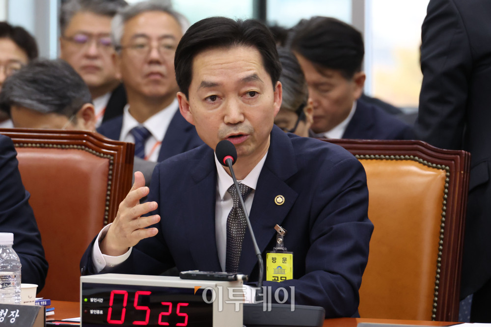 ▲김지용 중대범죄수사청장이 26일 서울 여의도 국회 행정안전위원회에서 열린 종합감사에서 의원 질의에 답하고 있다. 고이란 기자 photoeran@