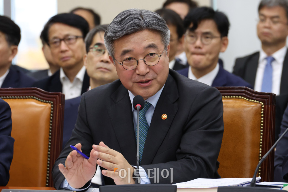 ▲윤호중 행정안전부 장관이 26일 서울 여의도 국회 행정안전위원회에서 열린 종합감사에서 의원 질의에 답하고 있다. 고이란 기자 photoeran@