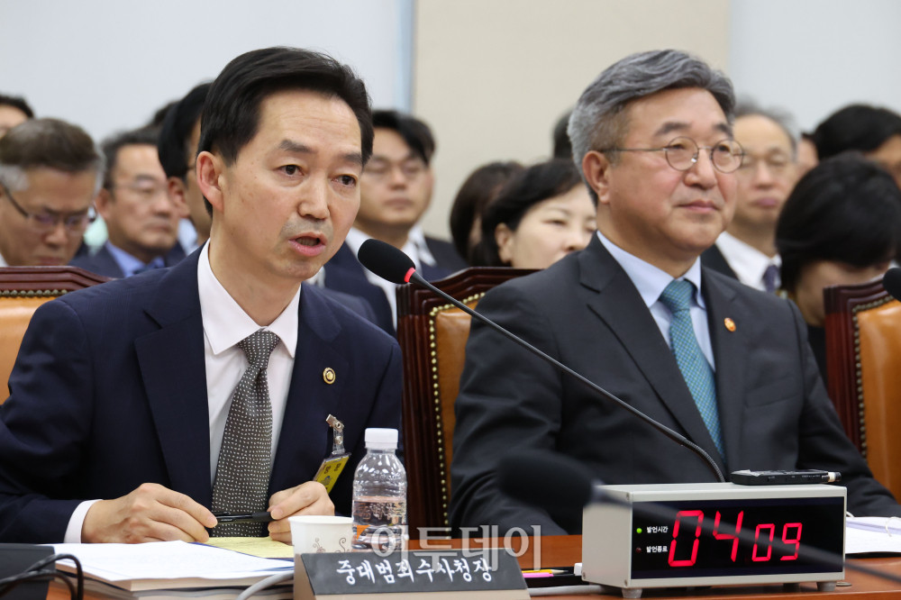 ▲김지용 중대범죄수사청장이 26일 서울 여의도 국회 행정안전위원회에서 열린 종합감사에서 의원 질의에 답하고 있다. 오른쪽은 윤호중 행정안전부 장관. 고이란 기자 photoeran@