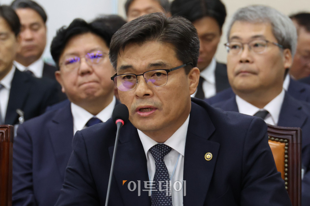 ▲최용철 소방청장이 26일 서울 여의도 국회 행정안전위원회에서 열린 종합감사에서 의원 질의에 답하고 있다. 고이란 기자 photoeran@