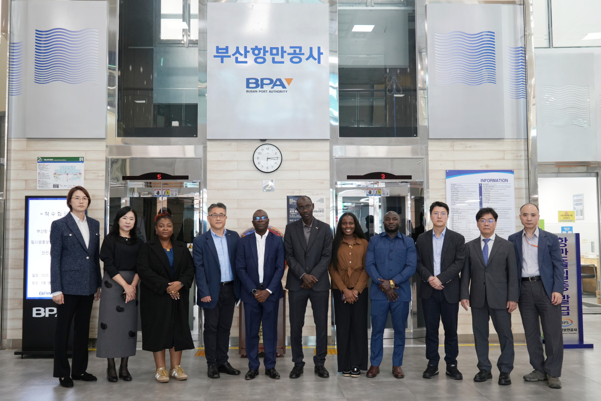 ▲부산항만공사를 방문한 탄자니아 항만공사 관계자들 (사진제공=부산항만공사)