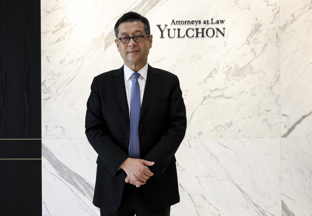 ▲손도일 법무법인 율촌 경영담당 대표변호사가 20일 서울 강남구 율촌에서 이투데이와 인터뷰에 앞서 사진촬영을 하고 있다. 고성준 기자 joonko1@ (이투데이DB)