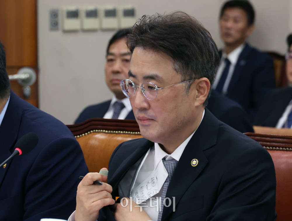 ▲이진수 법무부 장관 직무대행(차관)이 26일 서울 여의도 국회 법제사법위원회에서 열린 종합감사에 참석하고 있다. 고이란 기자 photoeran@