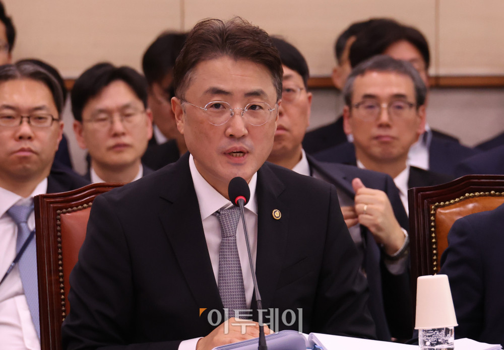 ▲이진수 법무부 장관 직무대행(차관)이 26일 서울 여의도 국회 법제사법위원회에서 열린 종합감사에서 의원 질의에 답하고 있다. 고이란 기자 photoeran@