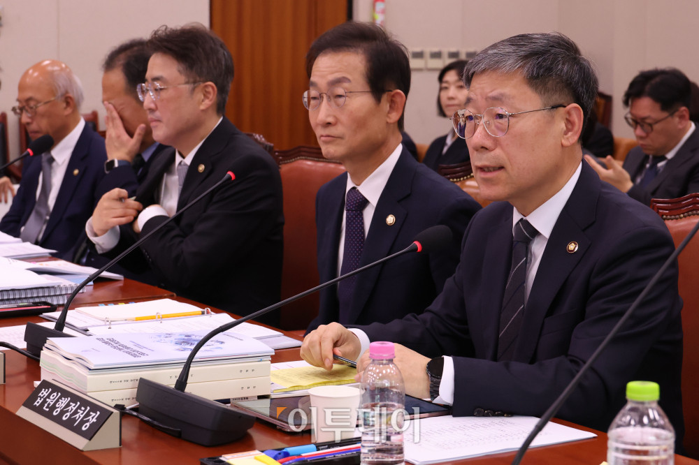 ▲노경필 법원행정처장이 26일 서울 여의도 국회 법제사법위원회에서 열린 종합감사에서 의원 질의에 답하고 있다. 고이란 기자 photoeran@