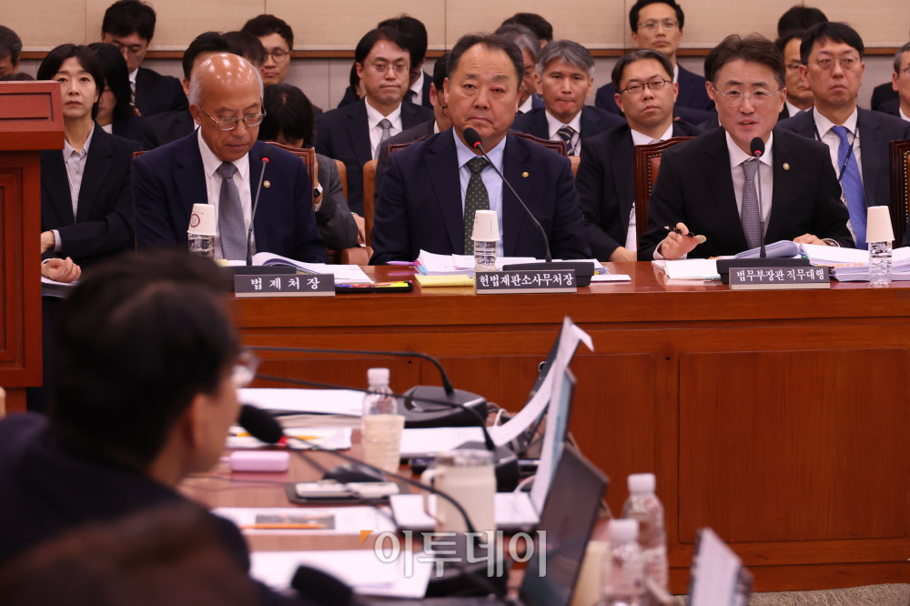 ▲이진수 법무부 장관 직무대행(차관)이 26일 서울 여의도 국회 법제사법위원회에서 열린 종합감사에서 의원 질의에 답하고 있다. 고이란 기자 photoeran@