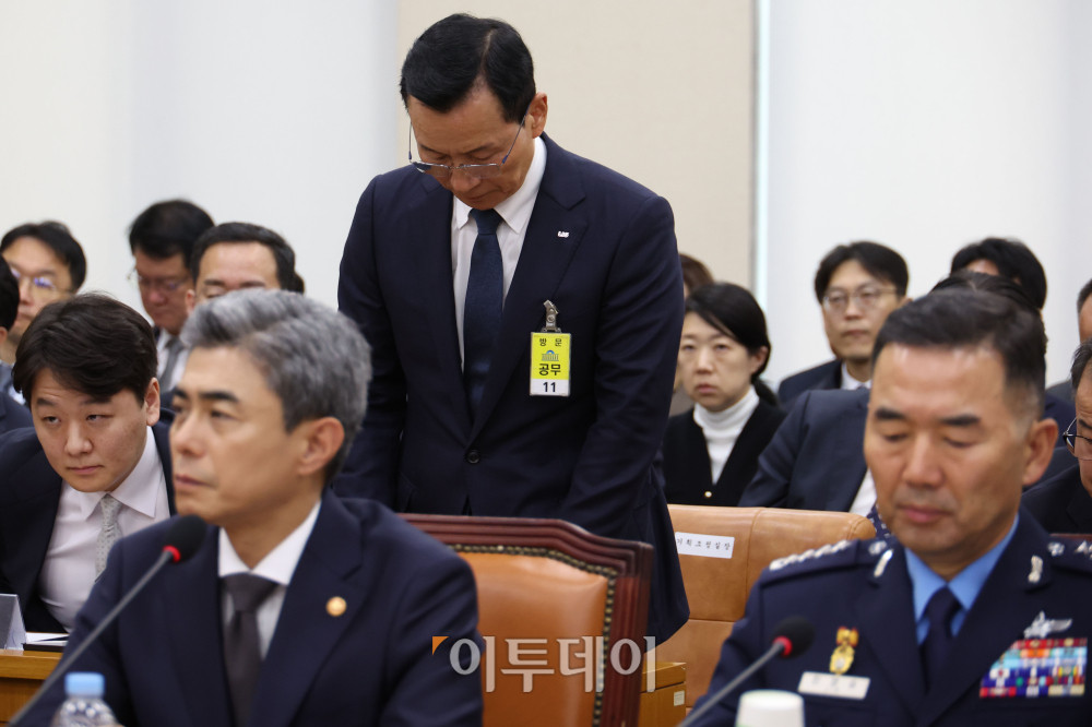 ▲신익현 LIG디펜스앤에어로스페이스(LIG D&A) 대표가 26일 서울 여의도 국회 국방위원회에서 열린 종합감사에서 퇴장을 앞두고 인사하고 있다. 고이란 기자 photoeran@