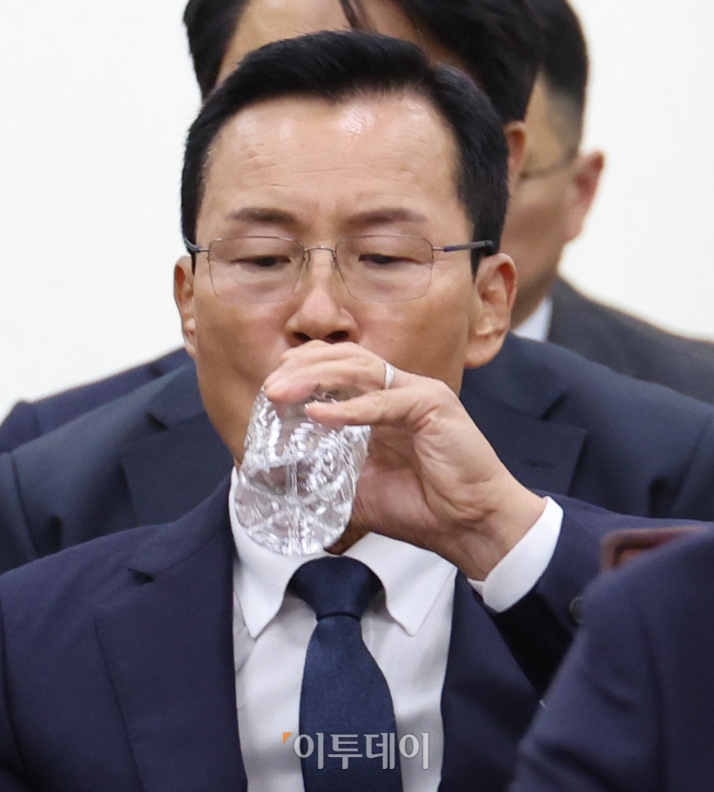 ▲신익현 LIG디펜스앤에어로스페이스(LIG D&A) 대표가 26일 서울 여의도 국회 국방위원회에서 열린 종합감사에서 증인으로 참석해 물을 마시고 있다. 고이란 기자 photoeran@