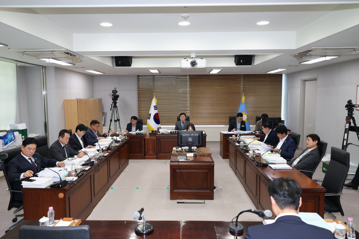 ▲포항시의회 복지환경위원회(위원장 김만호)는 22일 환경 안전망 구축을 위해 염폐수 처리 과정의 관리 실태를 철저히 점검하고, 에코빌리지 조성시 입지 선정의 타당성 확보, 환경적 여건 등 주민 의견 수렴을 통해 갈등을 최소화할 것을 요구했다. (포항시의회)