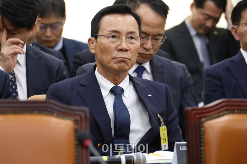 ▲신익현 LIG디펜스앤에어로스페이스(LIG D&A) 대표가 26일 서울 여의도 국회 국방위원회에서 열린 종합감사에서 증인으로 참석하고 있다. 고이란 기자 photoeran@