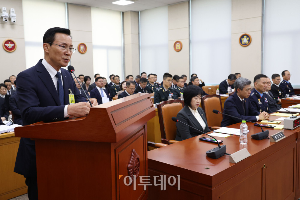 ▲신익현 LIG디펜스앤에어로스페이스(LIG D&A) 대표가 26일 서울 여의도 국회 국방위원회에서 열린 종합감사에서 증인으로 참석해 의원 질의에 답하고 있다. 고이란 기자 photoeran@