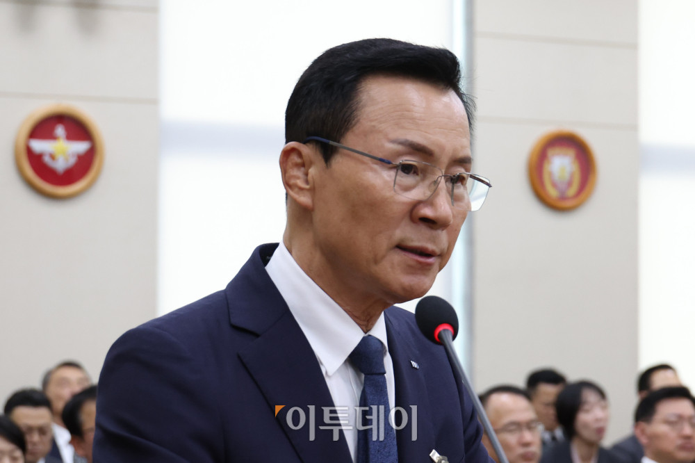 ▲신익현 LIG디펜스앤에어로스페이스(LIG D&A) 대표가 26일 서울 여의도 국회 국방위원회에서 열린 종합감사에서 증인으로 참석해 의원 질의에 답하고 있다. 고이란 기자 photoeran@