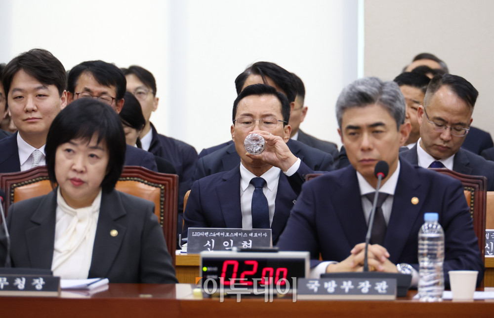▲신익현 LIG디펜스앤에어로스페이스(LIG D&A) 대표가 26일 서울 여의도 국회 국방위원회에서 열린 종합감사에서 증인으로 참석해 물을 마시고 있다. 고이란 기자 photoeran@
