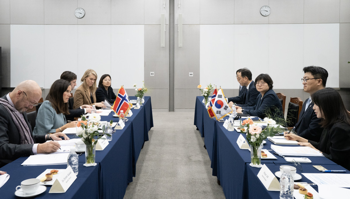 ▲남재헌 해양수산부 차관이 26일 ‘세계 해사의 날’ 기념행사에 참석한 마리안네 시베르첸 네스 노르웨이 통상산업수산부 수산해양정책장관과 대화를 나누고 있다. (사진제공=해양수산부)