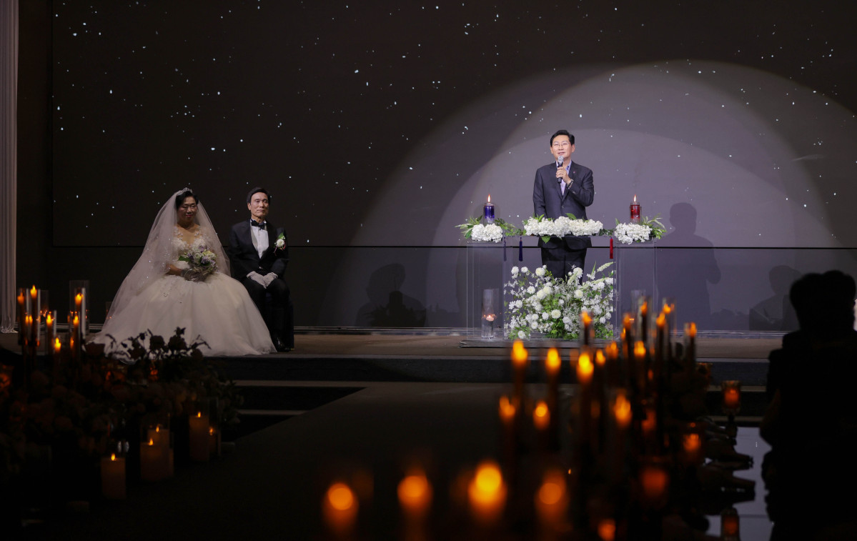 ▲이상일 용인특례시장이 26일 용인시 기흥아이씨티(ICT)밸리에서 열린 리마인드 웨딩 '황혼의 프러포즈'에서 어르신 부부를 축하하고 있다. 이날 세 쌍이 웨딩드레스와 턱시도를 입고 다시 결혼의 의미를 되새겼다. (용인특례시)