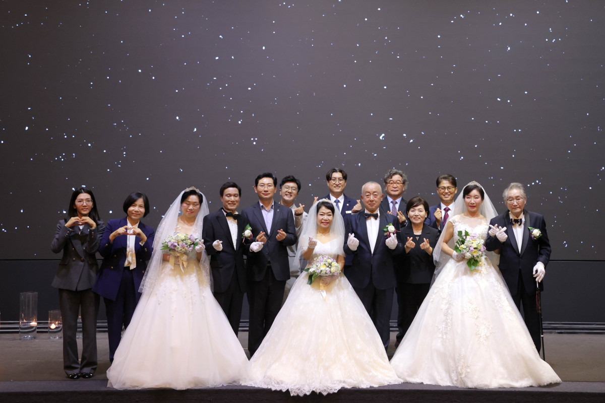 ▲26일 용인 기흥ICT밸리에서 열린 '황혼의 프러포즈'에 참여한 어르신 부부들과 이상일 용인특례시장 등 참석자들이 기념촬영을 하고 있다. 이날 결혼식에는 이인태·박요순, 김동일·배필숙, 손태용·김명희 부부가 참여했다. (용인특례시)