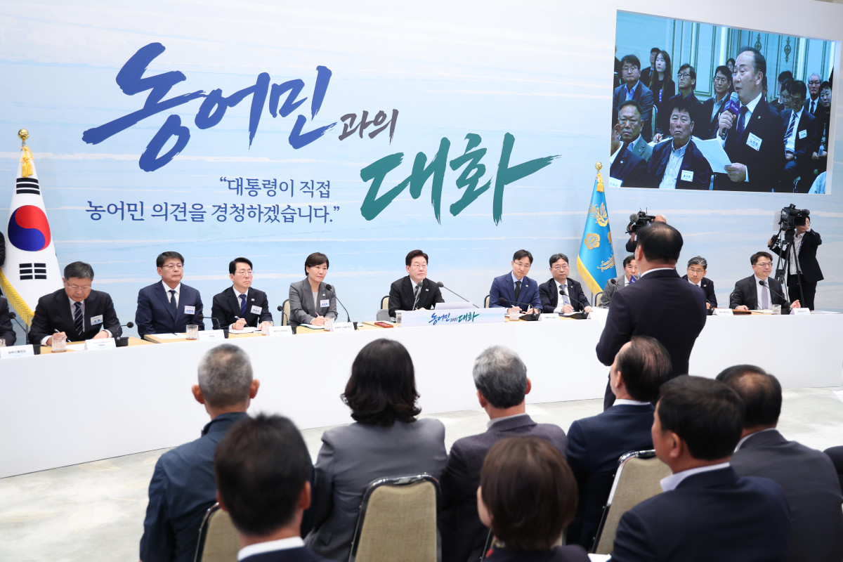 ▲이재명 대통령이 26일 청와대에서 열린 농어민과의 대화 행사에서 농어민 단체 대표의 발언을 듣고 있다. 2026.10.26 [청와대통신사진기자단] (연합뉴스)