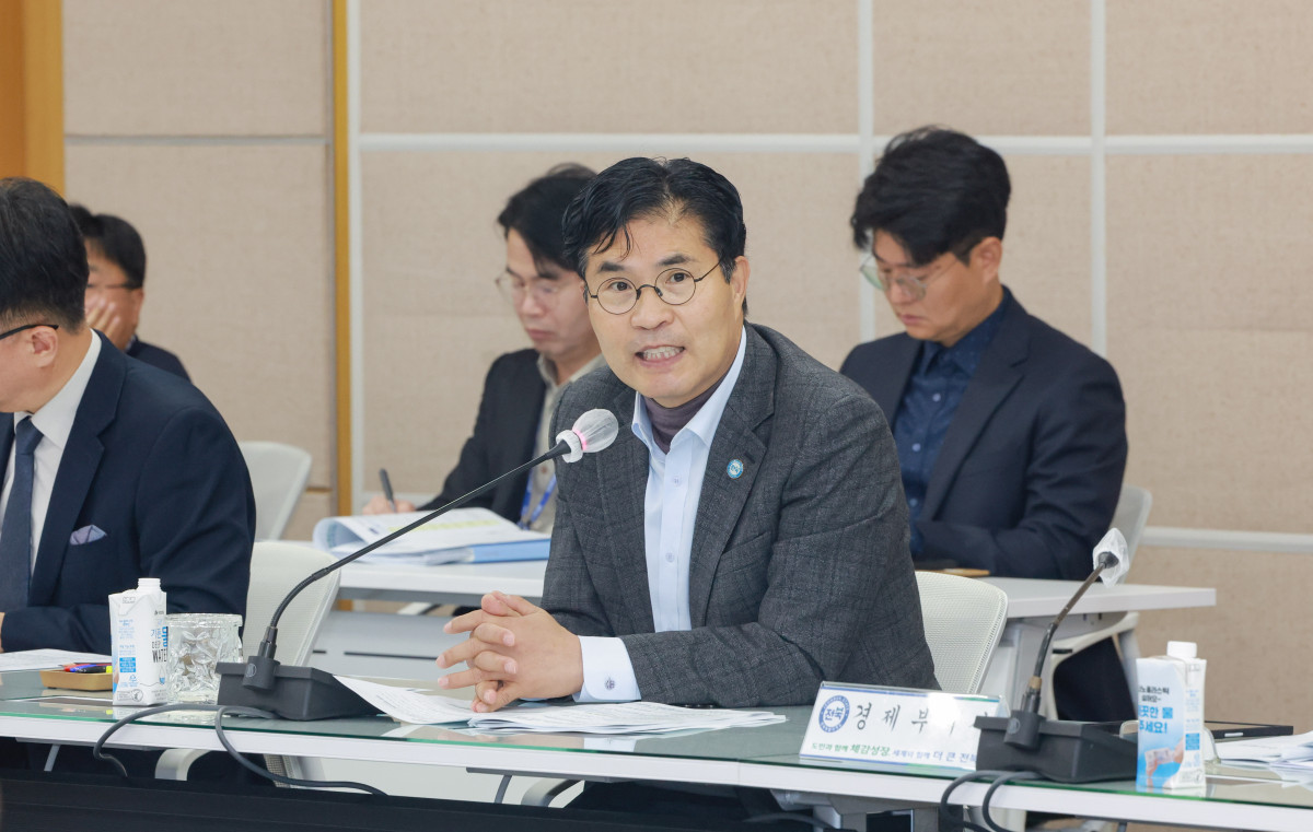 ▲이원택 전북특별자치도지사가 26일 열린 간부회의에서 민생 안정과 주요 도정 현안에 대한 책임행정 및 소통 강화를 주문하고 있다. (사진제공=전북특별자치도)