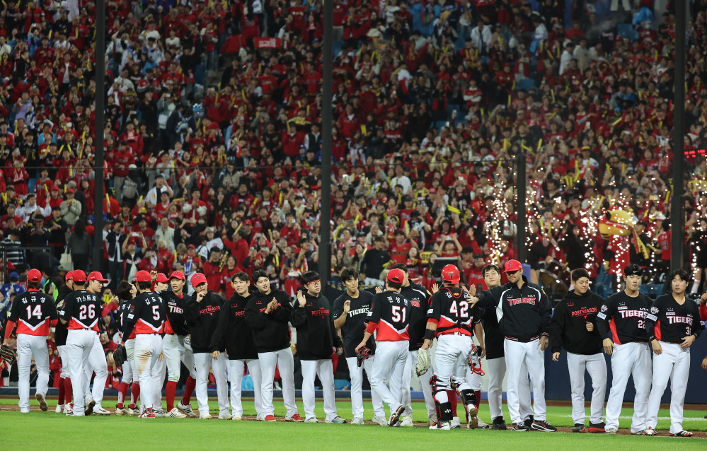 ▲26일 대구 삼성라이온즈파크에서 열린 2026 신한 SOL KBO 포스트시즌 플레이오프 1차전 KIA 타이거즈와 삼성 라이온즈의 경기. KIA 선수들이 승리 후 인사를 나누고 있다. (연합뉴스)