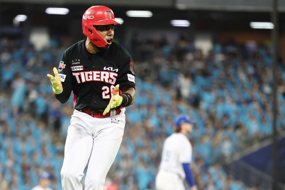 ▲26일 대구 삼성라이온즈파크에서 열린 2026 KBO 포스트시즌 플레이오프 삼성 라이온즈 대 KIA 타이거즈 1차전. 3회 초 2사 1루 때 KIA 카스트로가 홈런을 친 후 그라운드를 달리고 있다. (연합뉴스)