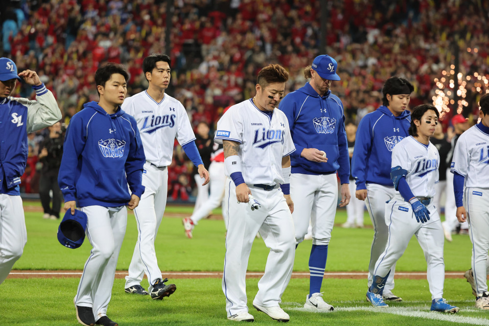 ▲26일 대구 삼성라이온즈파크에서 열린 2026 신한 SOL KBO 포스트시즌 플레이오프 1차전 KIA 타이거즈와 삼성 라이온즈의 경기. 삼성 선수들이 패배 후 더그아웃으로 들어가고 있다. (연합뉴스)