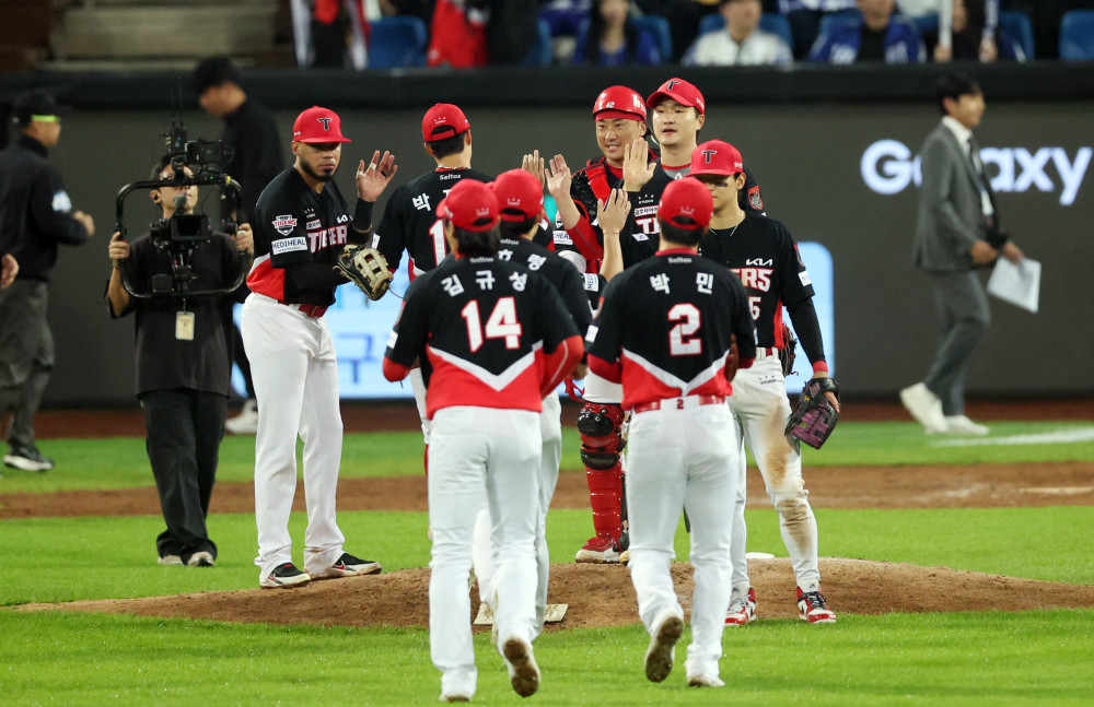 ▲26일 대구 삼성라이온즈파크에서 열린 2026 신한 SOL KBO 포스트시즌 플레이오프 1차전 KIA 타이거즈와 삼성 라이온즈의 경기. KIA가 5:1로 승리 후 KIA 선수들이 기뻐하고 있다. (연합뉴스)