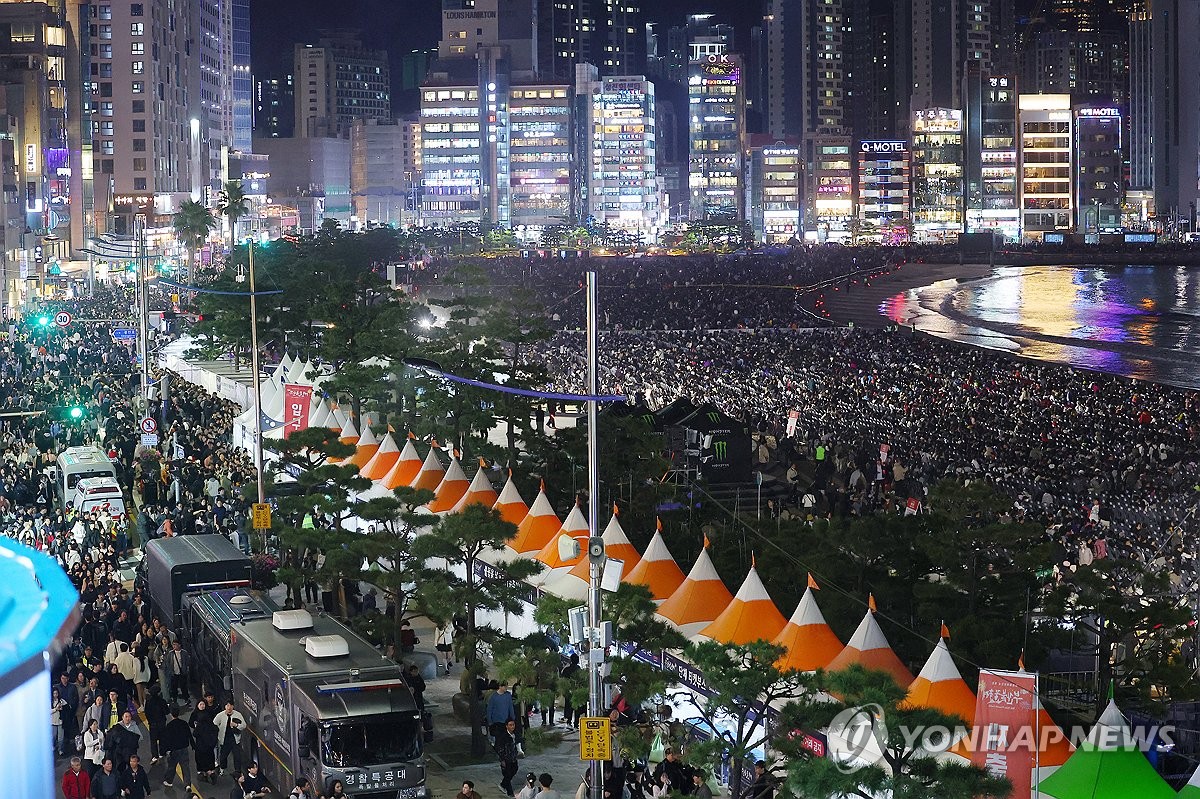 ▲2025 부산불꽃축제에 웅집한 시민들 (연합뉴스)