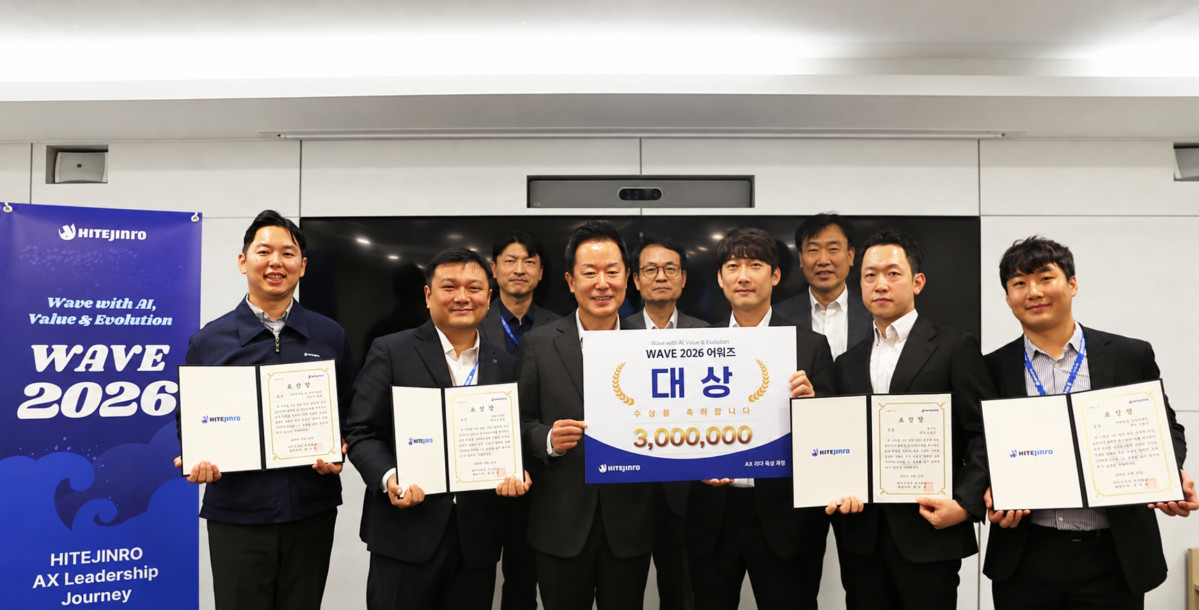▲장인섭(첫째 줄 왼쪽 세번째) 하이트진로 대표 및 수상자를 포함한 임직원들이 10월 21일 하이트진로 청담사옥에서 열린 ‘AX리더 1기 시상식’에서 기념사진을 촬영하고 있다. (사진제공=하이트진로)
