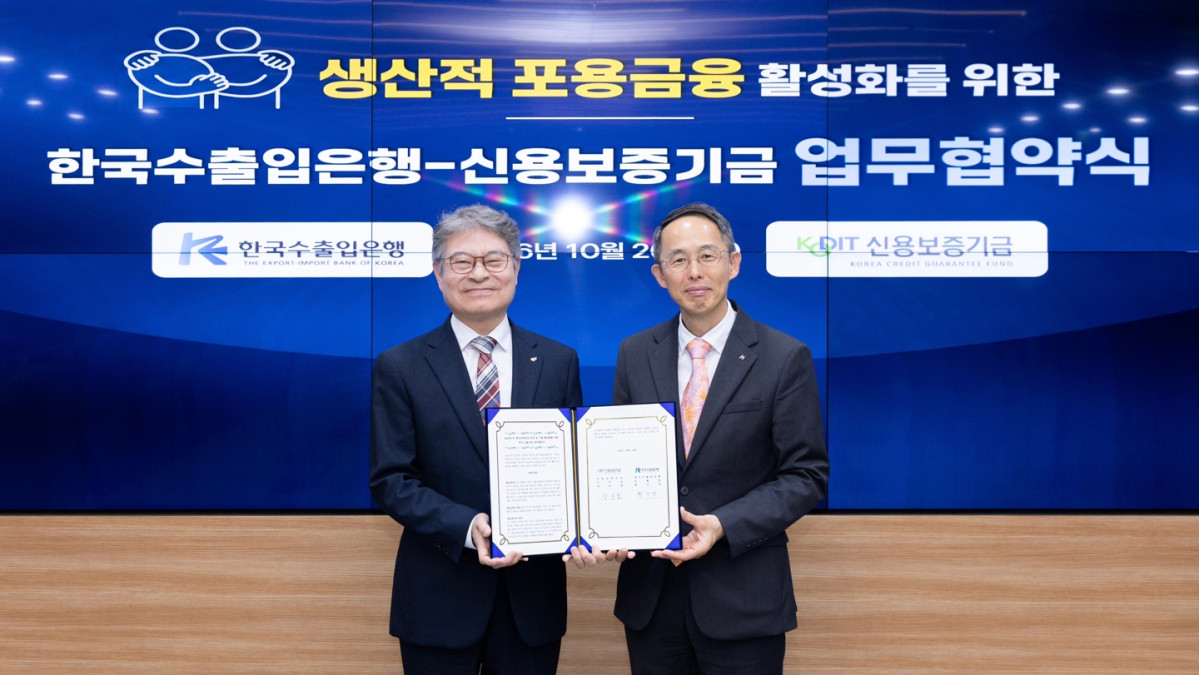 ▲황기연 한국수출입은행장(오른쪽)이 강승준 신용보증기금 이사장과 26일 서울 여의도 수은 본점에서 ‘수은형 생산적 포용금융 활성화를 위한 업무협약'을 체결 후 기념 촬영을 하고 있다. (사진제공=한국수출입은)