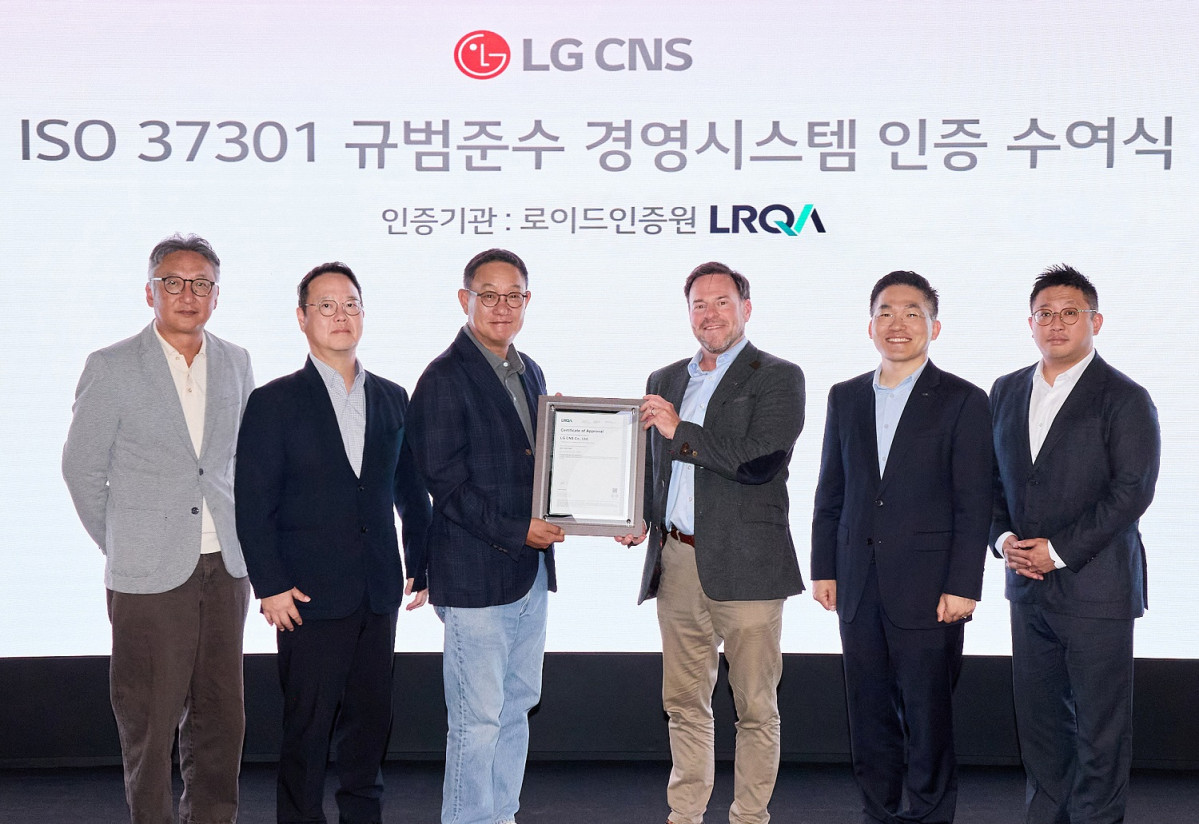 ▲LG CNS CEO 현신균 사장(왼쪽에서 세번째)과 로이드인증원 글로벌커머셜어드바이저 스튜어트 켈리(오른쪽에서 세번째) 및 관계자들이 인증 수여식에서 사진 촬영하는 모습. (사진제공=LG CNS)