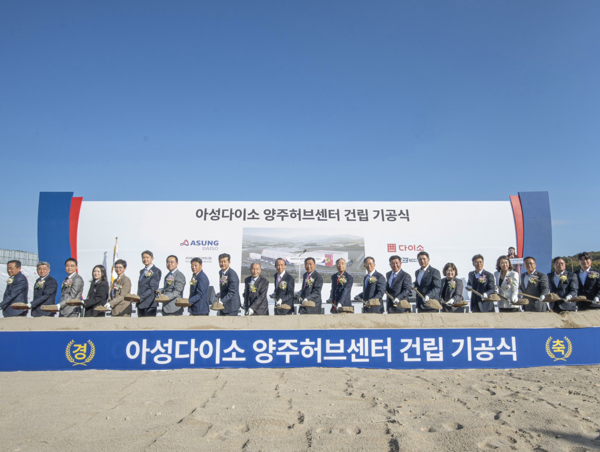 ▲박정부(오른쪽에서 열세번째) 아성다이소 회장과 정덕영(오른쪽에서 열다섯번째) 양주시장 등 주요 참석자들이 26일 양주시 은남산업단지에서 열린 ‘양주허브센터 건립 기공식’에서 시삽하고 있다. (사진제공=아성다이소)