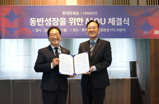 ▲26일 김원식 롯데면세점 명동본점장(사진 우측)과 박정화 화요 영업본부장(사진 좌측)이 MOU 체결 후 기념 촬영을 하고 있다. (사진제공=롯데면세점)