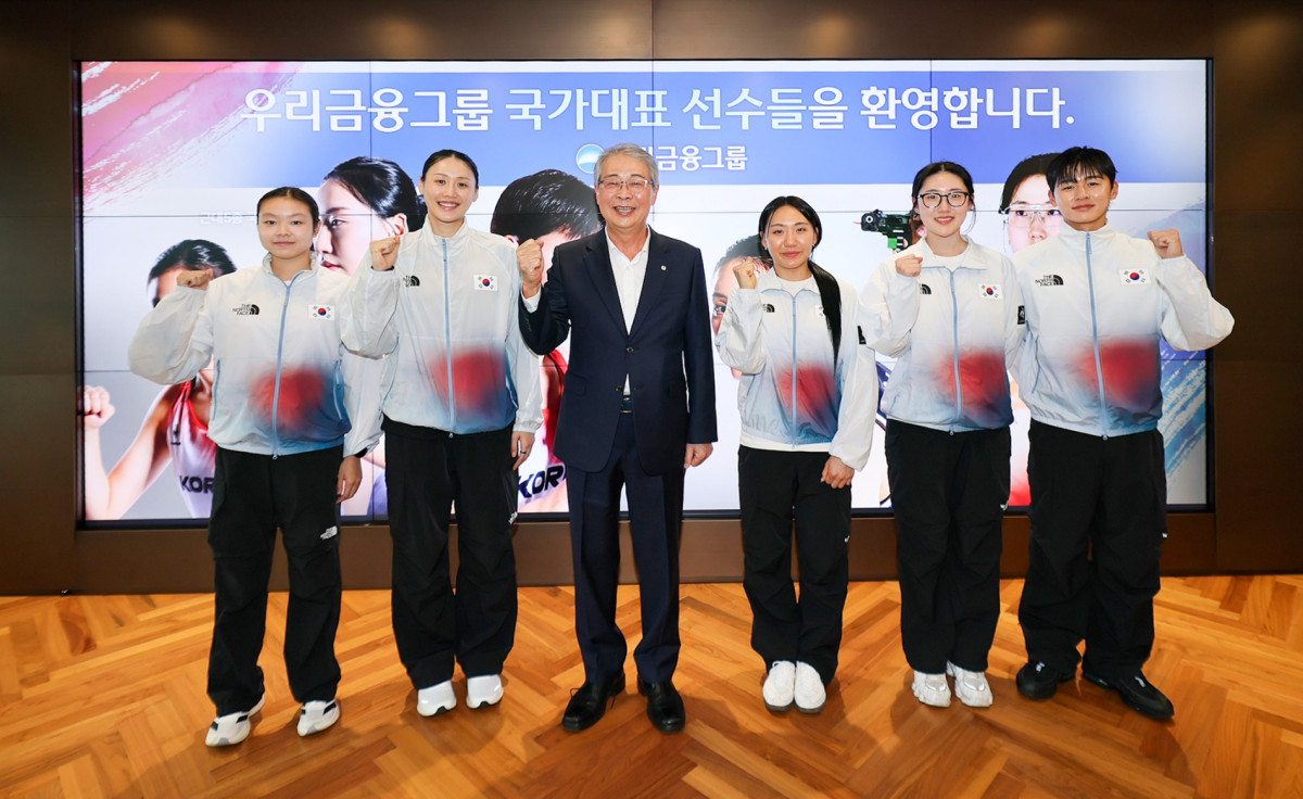 ▲우리금융그룹은 26일 서울 중구 본사에서 아이치·나고야 아시안게임 메달리스트 초청 격려 행사를 열고 선수들에게 포상금과 격려선물을 전달했다. (왼쪽부터) 근대5종 신수민 선수, 농구 강이슬 선수, 임종룡 우리금융그룹 회장, 근대5종 성승민 선수, 사격 양지인 선수, 근대5종 전웅태 선수가 기념 촬영을 하고 있다. (사진제공=우리금융)