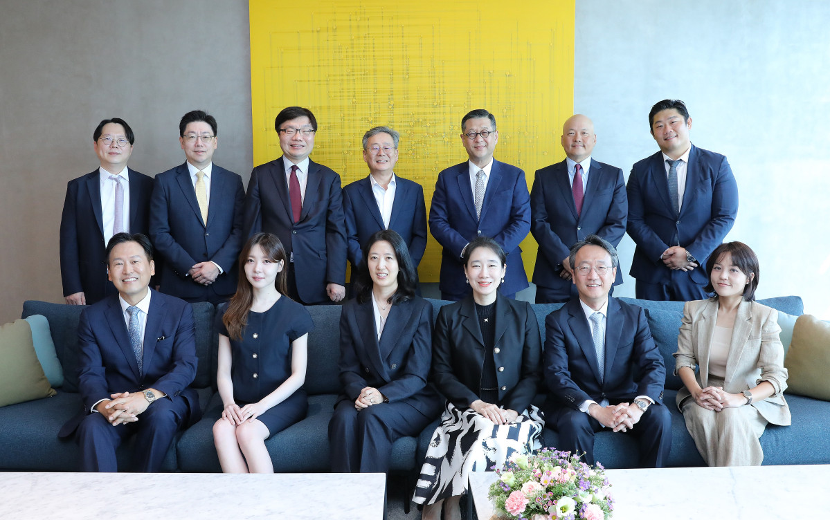 ▲최용환, 유종권, 신동찬 변호사, 조구래 고문, 손도일 경영담당 대표변호사, 이태혁 외국변호사, 김진섭, 손금주, 김민선 변호사, 김정은 외국변호사, 안정혜, 이경준, 이예나 변호사 (왼쪽 위부터) (법무법인 율촌)