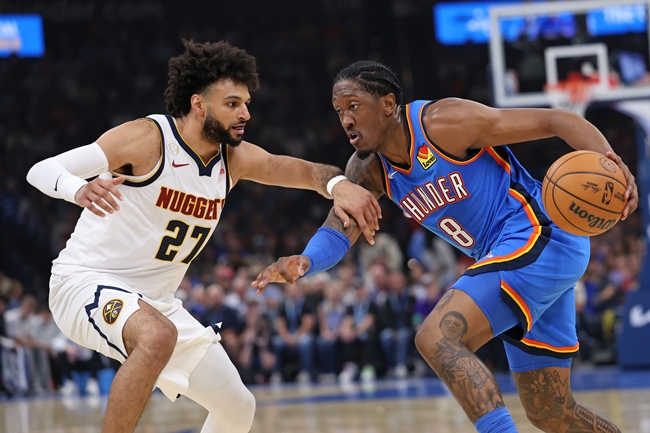 ▲22일(현지시간) 미국 오클라호마주 오클라호마시티에서 열린 NBA 경기 전반, 오클라호마시티 썬더 가드 제일런 윌리엄스(8번)가 덴버 너겟츠 가드 자말 머레이(27번)를 상대로 돌파를 시도하고 있다. (AP/연합뉴스)