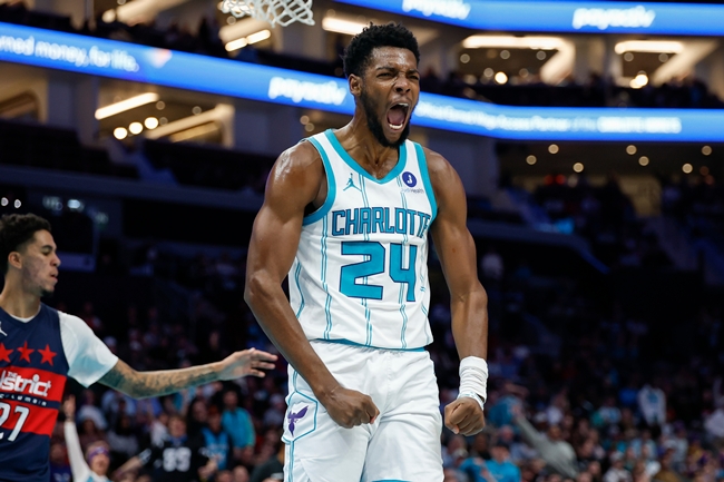 ▲26일(현지시간) 미국 노스캐롤라이나주 샬럿에서 열린 NBA 워싱턴 위저즈와의 경기 전반, 샬럿 호네츠 포워드 브랜든 밀러가 덩크슛을 성공시킨 뒤 환호하고 있다. (AP/연합뉴스)
