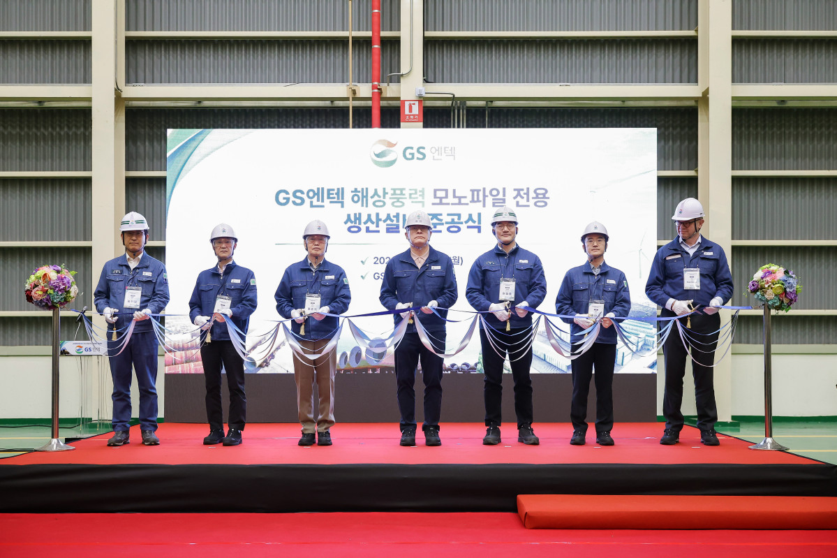 ▲허태수 GS 회장(왼쪽 네 번째), 홍순기 부회장(왼쪽 세 번째), 허철홍 GS엔텍 대표(왼쪽 다섯 번째) 등을 비롯한 GS그룹 경영진이 26일 GS엔텍 용잠공장 모노파일 전용 자동화 생산설비 준공식에서 테이프 커팅식을 하고 있다. (사진제공=GS엔텍)