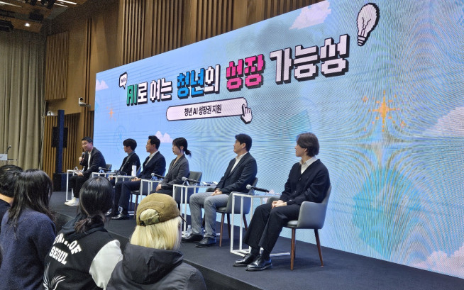 ▲27일 서울시청에서 열린 ‘청년 AI 성장권 지원 시범사업’에서 오세훈(왼쪽 세 번째) 서울시장과 참석자들이 오픈 토크를 진행하고 있다. (사진=정용욱 dragon@)