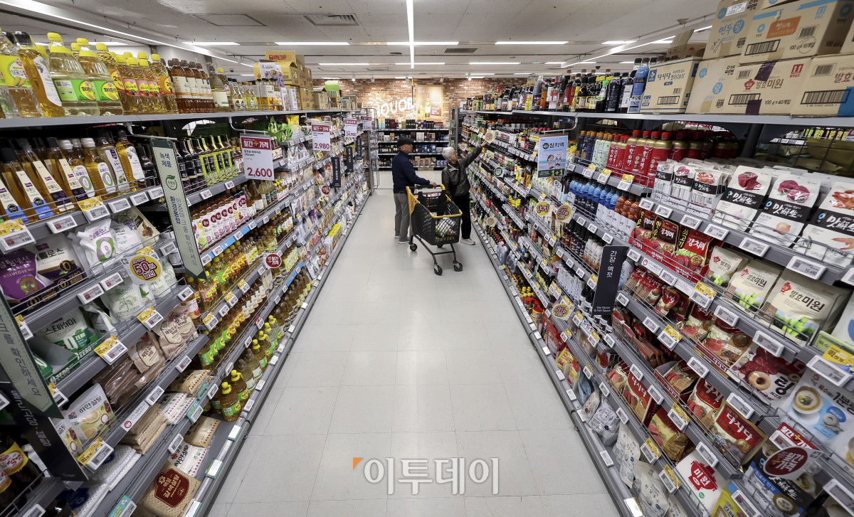 ▲10월 소비자 심리가 반등한지 한 달 만에 꺾인 가운데 27일 서울 시내의 한 대형마트를 찾은 시민들이 장을 보고 있다. 이날 한국은행이 발표한 '2026년 10월 소비자동향조사 결과'에 따르면 이달 소비자심리지수(CCSI)는 105.4로 전월 대비 1.2포인트 하락했다. 국내증시 조정과 중동 지역 갈등이 지속되면서 비관적 경기 전망이 늘어난 것이 원인으로 보인다. 고성준 기자 joonko1@