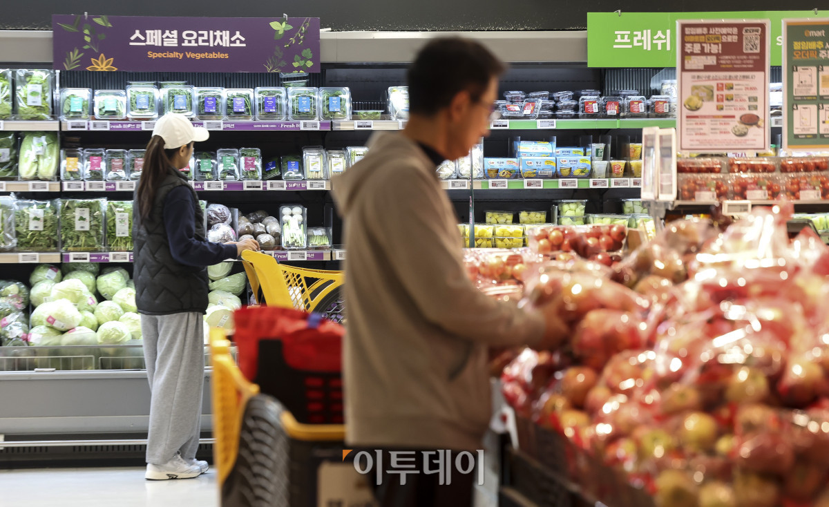 ▲10월 소비자 심리가 반등한지 한 달 만에 꺾인 가운데 27일 서울 시내의 한 대형마트를 찾은 시민들이 장을 보고 있다. 이날 한국은행이 발표한 '2026년 10월 소비자동향조사 결과'에 따르면 이달 소비자심리지수(CCSI)는 105.4로 전월 대비 1.2포인트 하락했다. 국내증시 조정과 중동 지역 갈등이 지속되면서 비관적 경기 전망이 늘어난 것이 원인으로 보인다. 고성준 기자 joonko1@