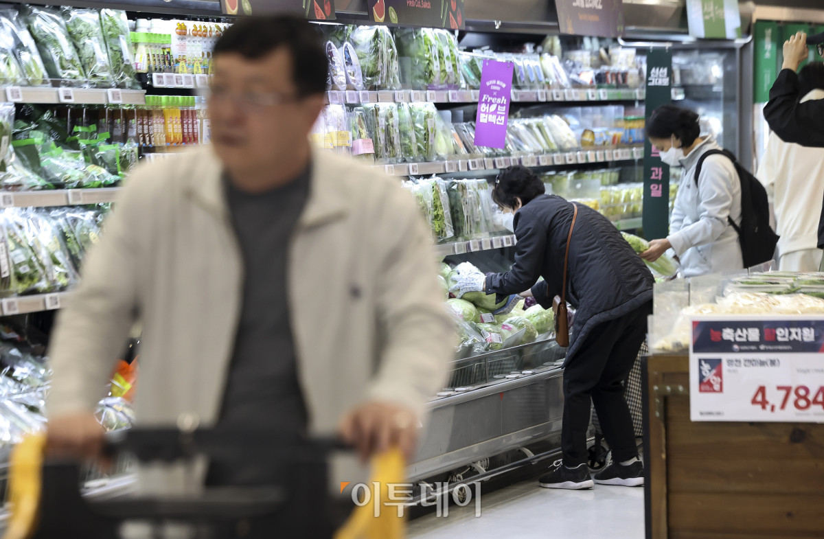▲10월 소비자 심리가 반등한지 한 달 만에 꺾인 가운데 27일 서울 시내의 한 대형마트를 찾은 시민들이 장을 보고 있다. 이날 한국은행이 발표한 '2026년 10월 소비자동향조사 결과'에 따르면 이달 소비자심리지수(CCSI)는 105.4로 전월 대비 1.2포인트 하락했다. 국내증시 조정과 중동 지역 갈등이 지속되면서 비관적 경기 전망이 늘어난 것이 원인으로 보인다. 고성준 기자 joonko1@
